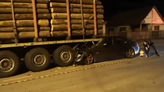  ACCIDENT în Dej! Tânărul șofer se află în stare gravă, în urmă impactului cu un camion încărcat cu lemne