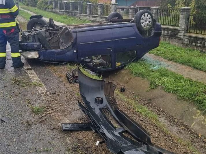  (FOTO) Accident în Herina! S-a răsturnat cu mașina într-un șanț