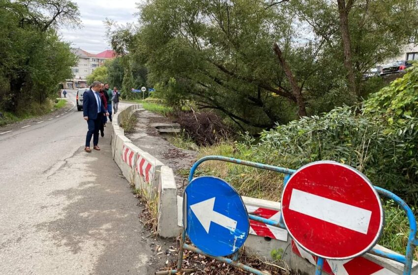  Încep lucrările la drumul surpat de la intrare pe Valea Jelnei! Se promit și 25 de locuri noi de parcare în zonă