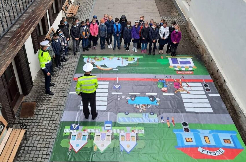  (FOTO) Lecție de educație rutieră desfășurată în cadrul proiectului ”Zero Carbon Cities”, în rândul elevilor din clasele primare!