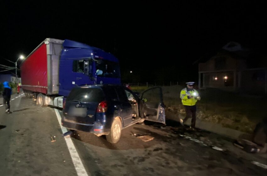  (FOTO) TRAGEDIE: Un autoturism a intrat în coliziune cu un autotren. Din nefericire, tânărul care se afla la volanul autoturismului a decedat