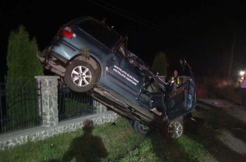  Accident în Orheiu Bistriței: Un autoturism a rămas blocat pe un gard! Cinci persoane au fost rănite