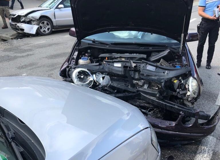  (FOTO) Efect de domino în trafic! Trei autoturisme au fost implicate într-un accident, în Telciu