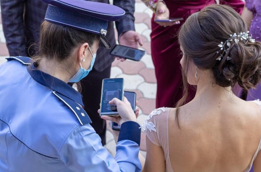  (FOTO) Polițiști în control la șapte săli de evenimente, în weekend! Certificatele verzi, verificate în timpul nunților