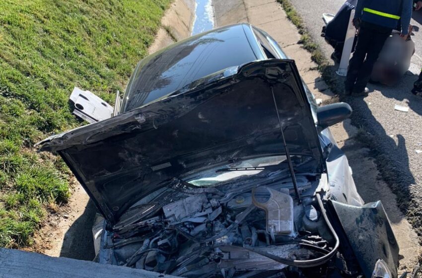  (FOTO) UPDATE: Trei persoane rănite în urma accidentului produs între localitățile Viișoara și Crainimăt!