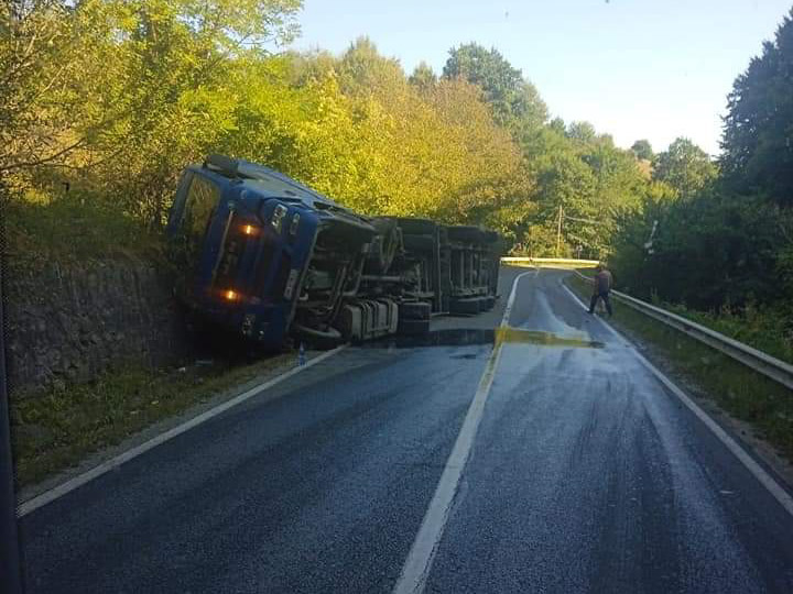  Camion cu bușteni răsturnat între Năsăud și Liviu Rebreanu, pe DN 17 C!