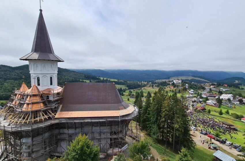  Mănăstirea Piatra Fântânele, în straie de sărbătoare! IPS Mitropolit Andrei va fi prezent la serbarea hramului