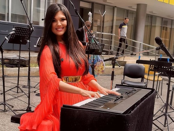  Concert în curtea Spitalului de Urgență Bistrița! Paula Seling și proiectul NEW Hope, în semn de recunoștință pentru cadrele medicale