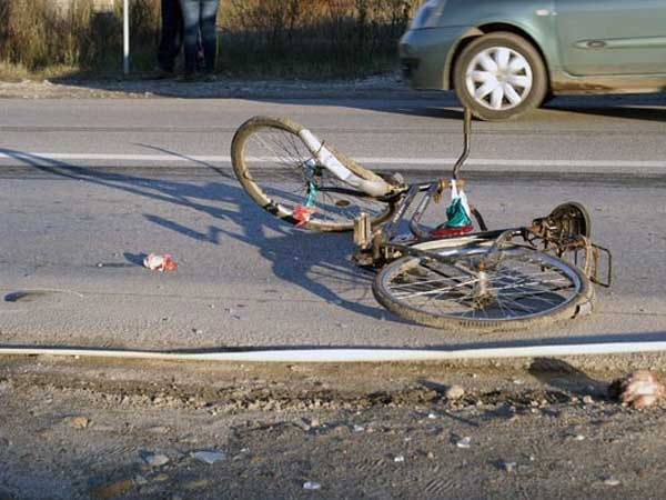  Biciclist în stare GRAVĂ, după ce a fost lovit de o mașină, în  localitatea Măgura Ilvei