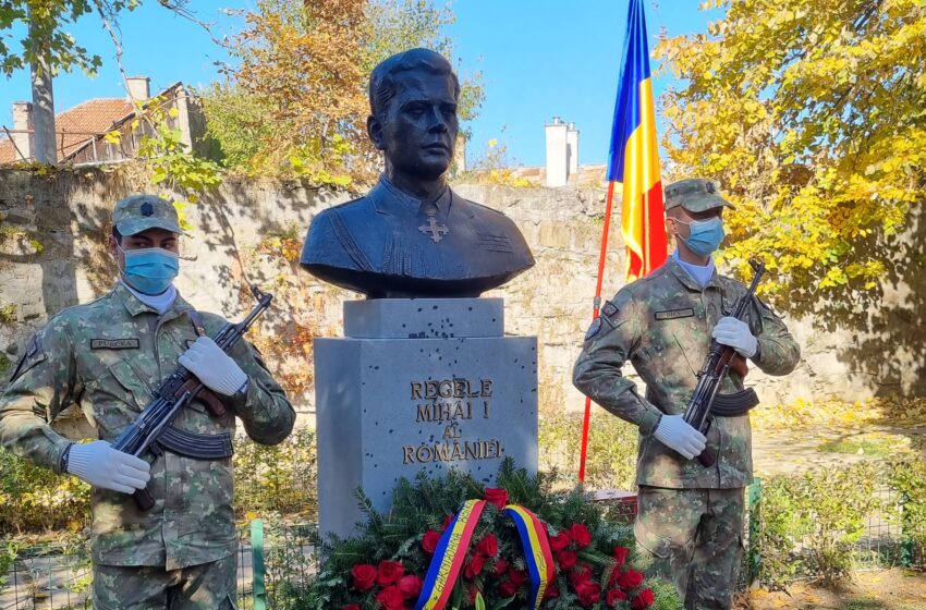  (FOTO/VIDEO) Astăzi a avut loc ceremonia de dezvelire a bustului Regelui Mihai I al României, din parcul municipal! ,,Împreună punctăm un moment memorabil”