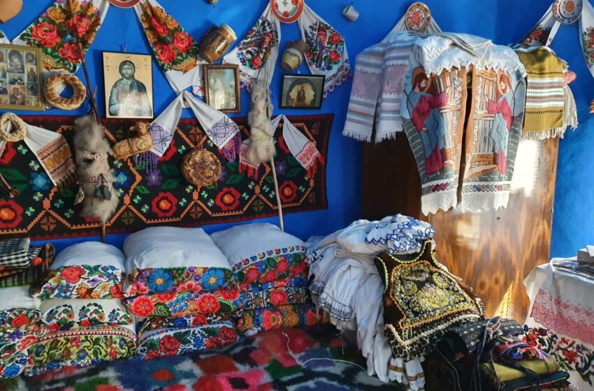  Casa dinainte ,,Are întotdeauna un aer sărbătoresc”! Este un adăpost al sărbătorii ființei, al bucuriei ființei că se poate păstra, în ciuda agresiunilor existenței!