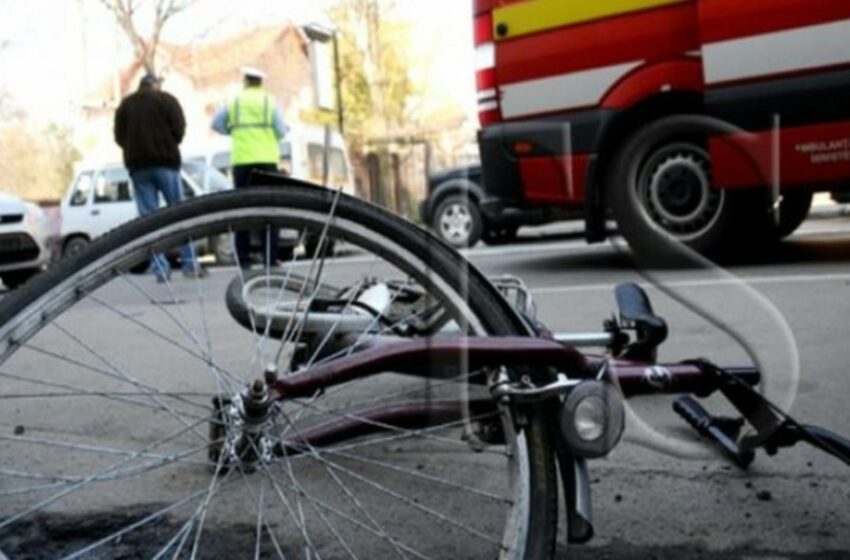  UPDATE: Din nefericire, biciclistul lovit de o autoutilitară a decedat
