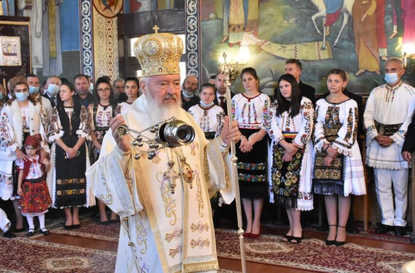  (FOTO) Înaltpreasfințitul Părinte Andrei, în mijlocul credincioșilor din Parohia Sebiș, cu prilejul binecuvântării capelei mortuare