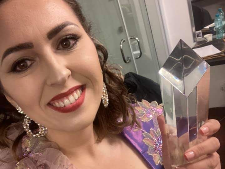  (VIDEO) Interpreta Cristina Bugnar din Bistrița a câștigat Marele Premiu și Trofeul ,,Crizantema de Aur 2021″: ,,Mulțumesc iubită romanță!”