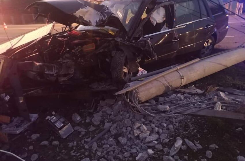  (FOTO) O familie cu cinci copii, implicată într-un accident în Beclean! Au intrat cu mașina într-un stâlp
