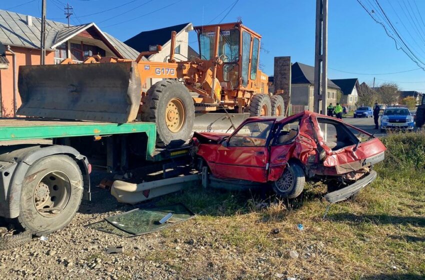  (FOTO) Accident în Dipșa! Un autoturism a fost lovit de un autotren