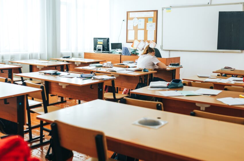  ȘCOALĂ: Ce noi reglementări intră în vigoare de luni? În ce condiții se suspendă orele?