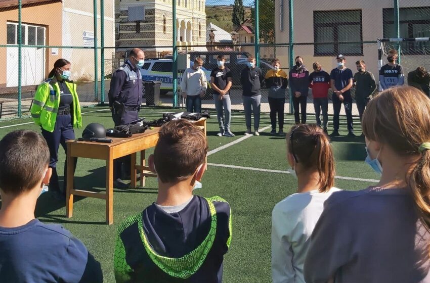  Polițiștii din Zagra, prezenți în curtea școlii! Printre altele, elevii au fost informați cu privire la siguranța în mediul on-line