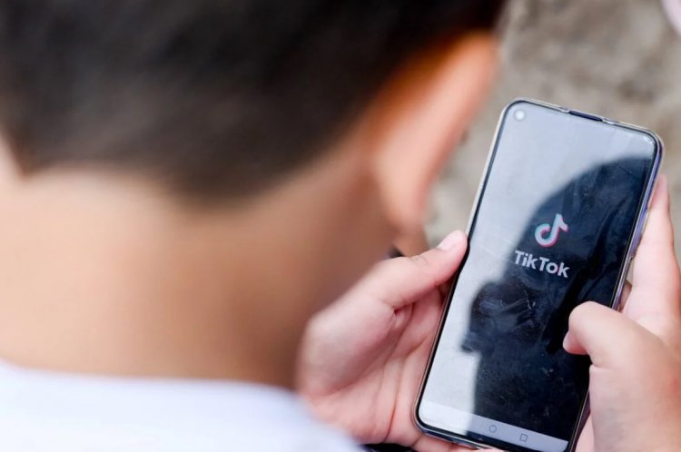  Un copil de 14 ani din Bistrița s-a sinucis după ce ar fi primit o provocare pe TikTok