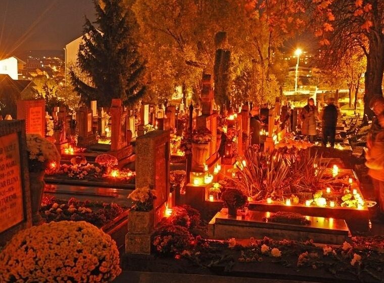  Ziua Morţilor, Ziua tuturor Sfinţilor sau Luminaţia. Cimitirele se transformă în oaze de lumină!