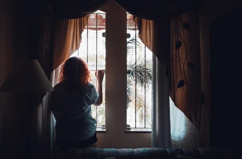  Un bărbat a sesizat prin apel la 112 faptul că o femei nu respectă măsură izolării la domiciliu! Aceast a fost depistată de polițiști