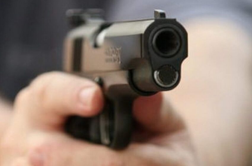  Conflict între doi bărbați iscat în trafic! S-au amenințat reciproc cu un cuțit și un pistol