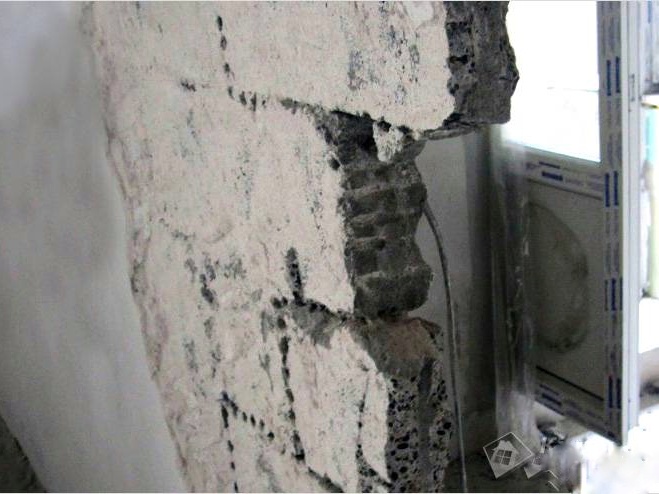  O femeie a sunat la 112, după ce fostul soț a încercat să demoleze un perete al casei, fără acordul ei