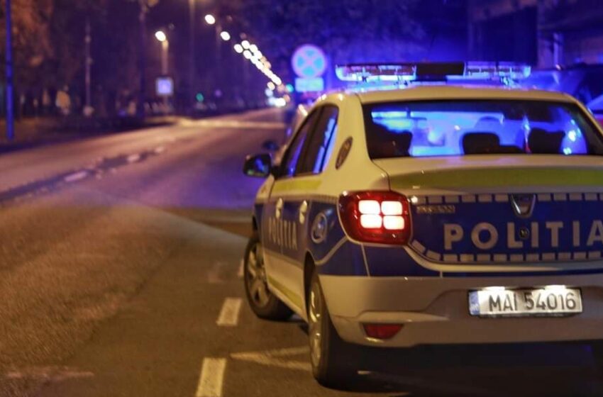  O șoferiță ajutată de doi polițiști de la secția 4 Beclean, să schimbe roata de la mașină. Ce mesaj le-a transmis femeia