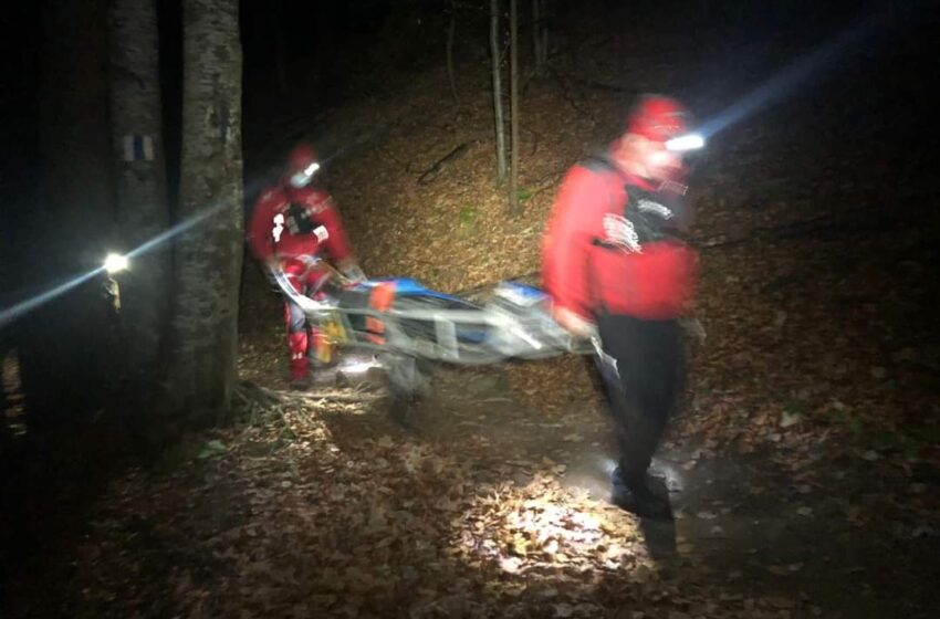  (FOTO) Masivul Ceahlău: O turistă din Bistrița-Năsăud, preluată la timp de grupul Salvamont Neamț, în urma unui apel la 112