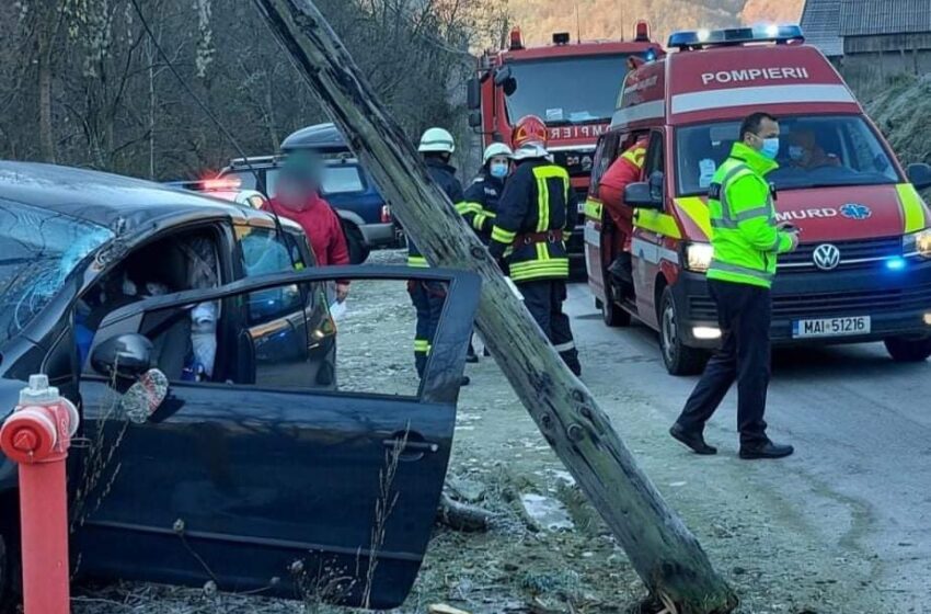  Accident în Parva. O șoferița a ajuns cu mașina într-un stâlp de electricitate
