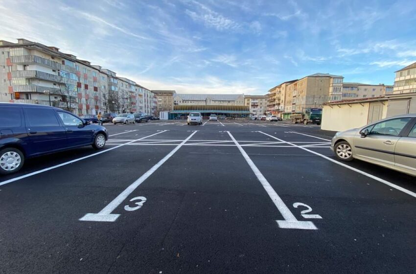  Peste 80 de locuri noi de parcare au fost trasate în zona Pieței Independenței-Nord
