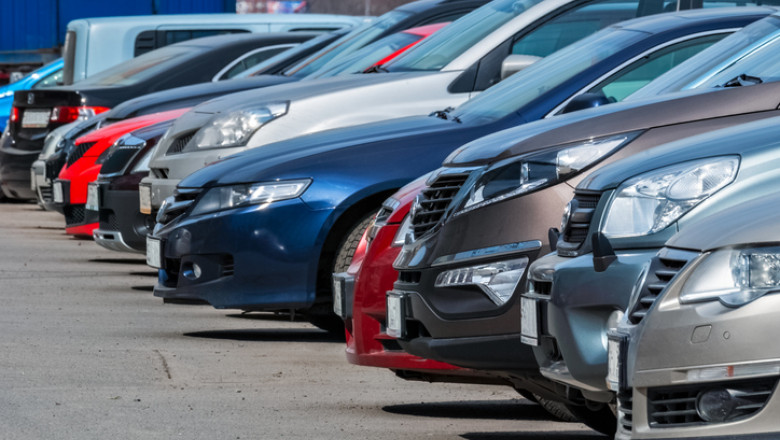  Percheziții la doi comercianți de autoturisme din Reteag. La ce ,,trucuri” apelau aceștia, pentru a-i convinge pe cumpărători