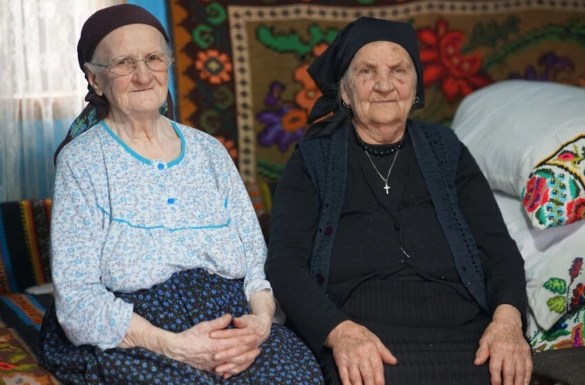  Discuție cu lelea Mărie Rebrișorean (93 de ani) și sora ei, Ioana (88)  din Telciu (FOTO)