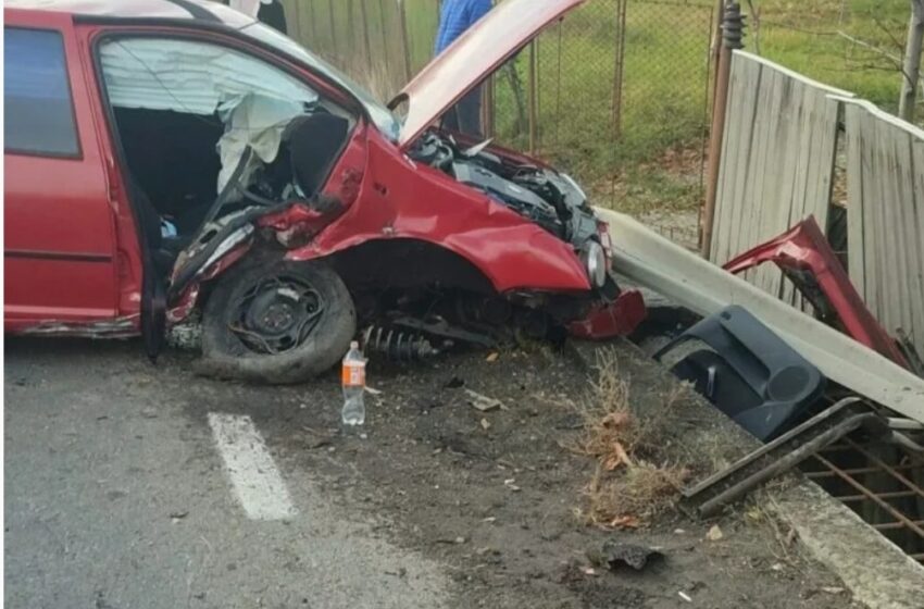  Mașină înfiptă într-un cap de pod în Mureșenii Bârgăului. Două persoane rănite