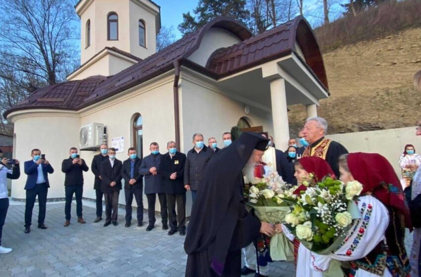  Mitropolitul Clujului a sfințit capela mortuară construită de comunitatea  din Zagra (FOTO)