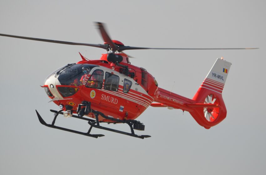  Accident în Reteag. Un copilaș grav lovit de o mașină, preluat de un elicopter SMURD