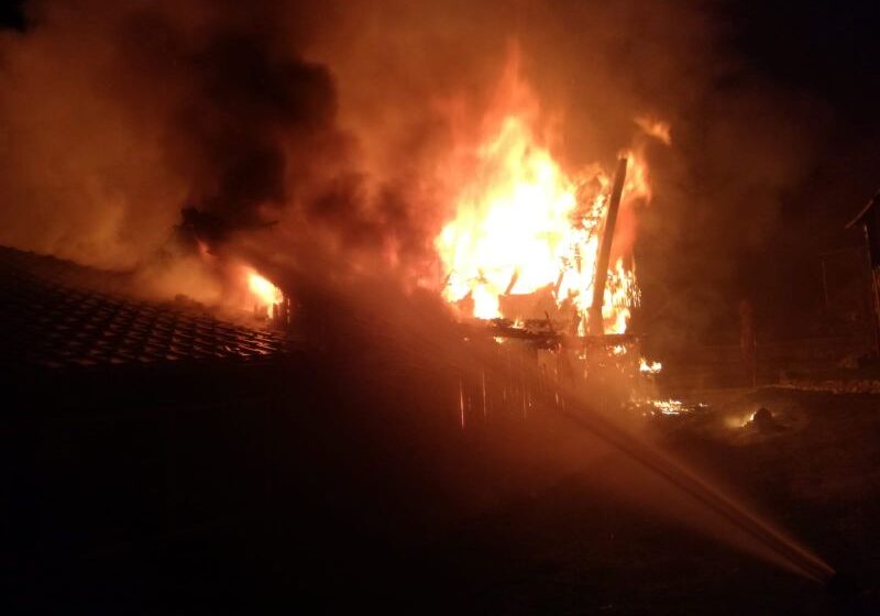  Încendiu în Salva! O familie cu doi copii s-a refugiat în miez de noapte la vecini