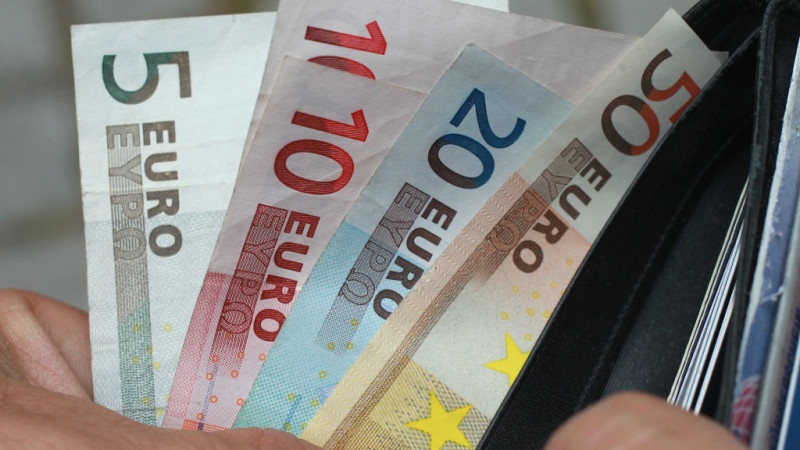  Un bistrițean a găsit 310 euro pe stradă și i-a înmânat poliției pentru a fi înapoiați