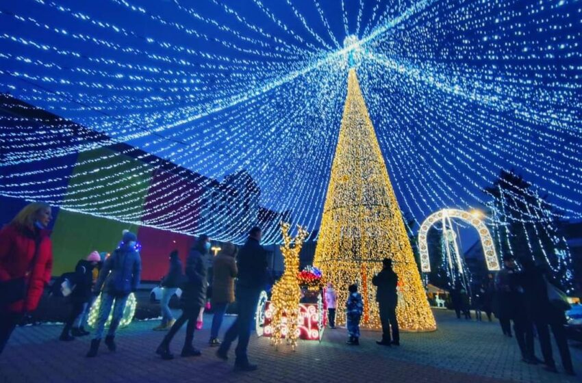  Aseară, de Ziua Națională, doar Consiliul Județean s-a scăldat în lumină de sărbătoare, spre bucuria copiilor