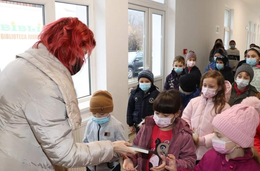  Bibliobuzul cu bucurii: Cărți și dulciuri pentru elevii Școlii Primare din Ardan