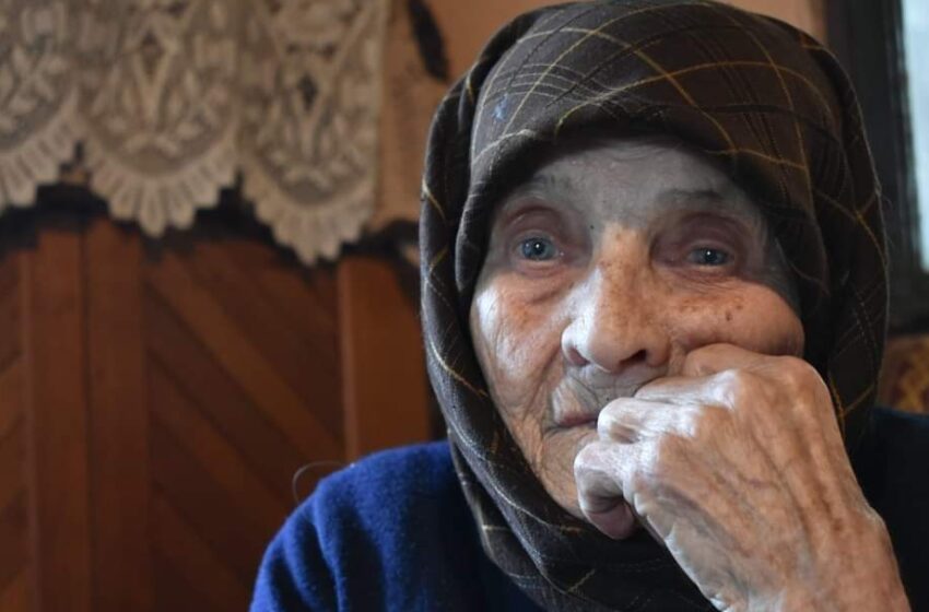  Lacrimi și flori. Bunicuța Silvia Coman, cea mai longevivă localnică din Ocnița, a plecat printre îngeri