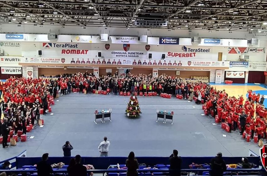  Familia „Gloria 2018” s-a reunit în Sala Polivalentă! Moșul a împărțit sute de cadouri sportivilor prezenți