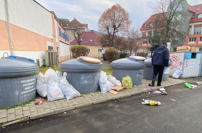  (FOTO) Controale la punctele de colectare a deșeurilor din Bistrița! În continuare, gunoaiele se aruncă pe lângă containere