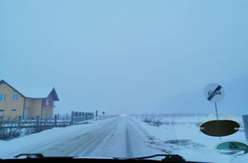  (FOTO) Drumuri înzăpezite în tot județul Bistrița-Năsăud. Șoferii se plâng de trafic îngreunat
