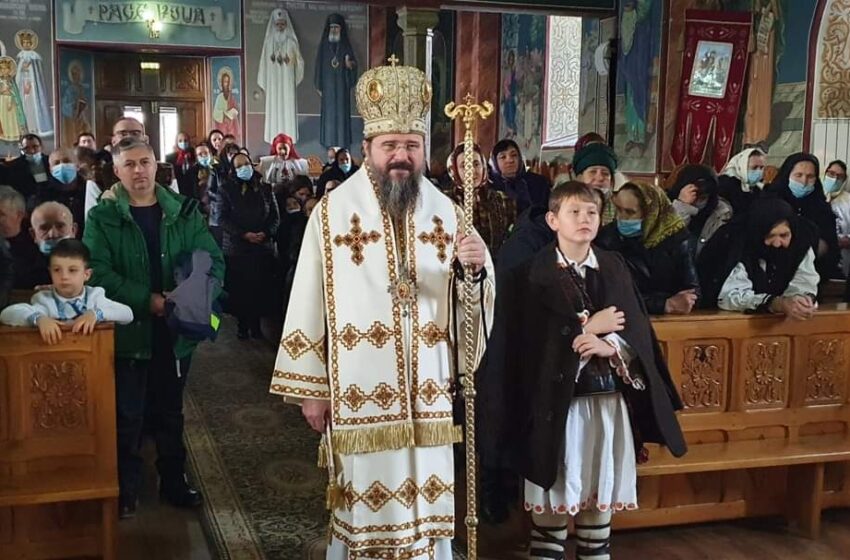  (FOTO/VIDEO) Preasfințitul Părinte Macarie a slujit acasă, în biserica din satul natal, Spermezeu