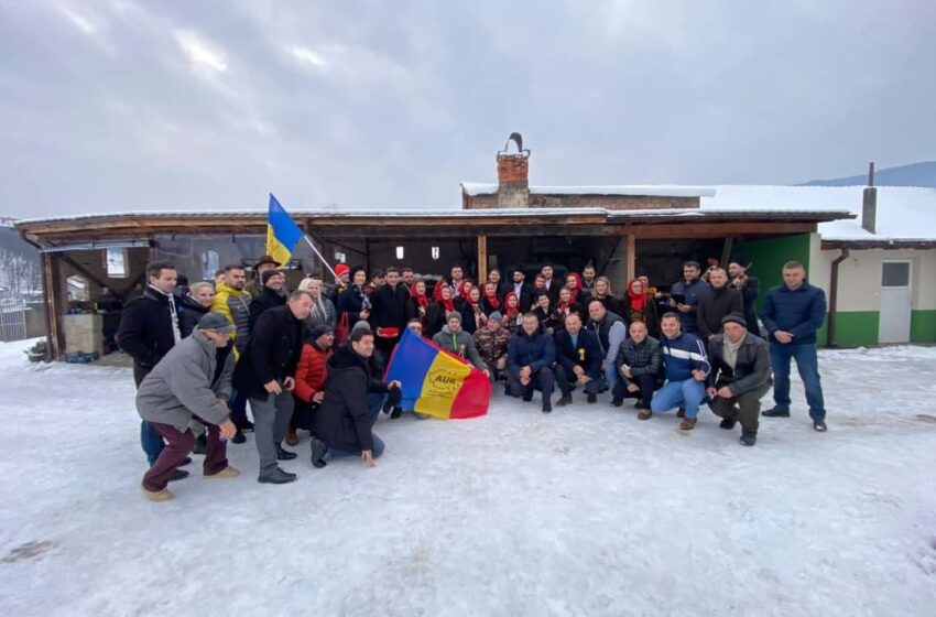  (FOTO/VIDEO) Liderul Aur, George Simion, a colindat alături de oameni, la Maieru