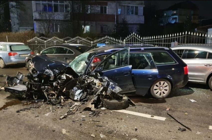  (FOTO) Accident pe o stradă din Bistrița. O fetiță de 13 ani a ajuns în spital