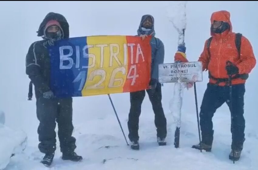  (VIDEO) Trei tineri din Bistrița  au arborat Drapelul Tricolor pe Vârful Pietrosul Rodnei