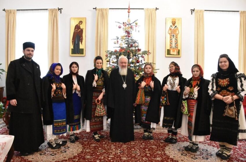  În Ajunul Crăciunului, mitropolitul Andrei a fost colindat,  de preotul Petru şi preoteasa Augusta Dobrea Săsărman (Parohia Ciosa), alături de Grupul „Spice”