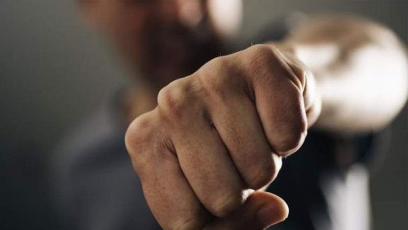  Un tânăr din Viișoara a părăsit carantina pentru a-și agresa tatăl vitreg! S-a ales cu amendă din partea polițiștilor